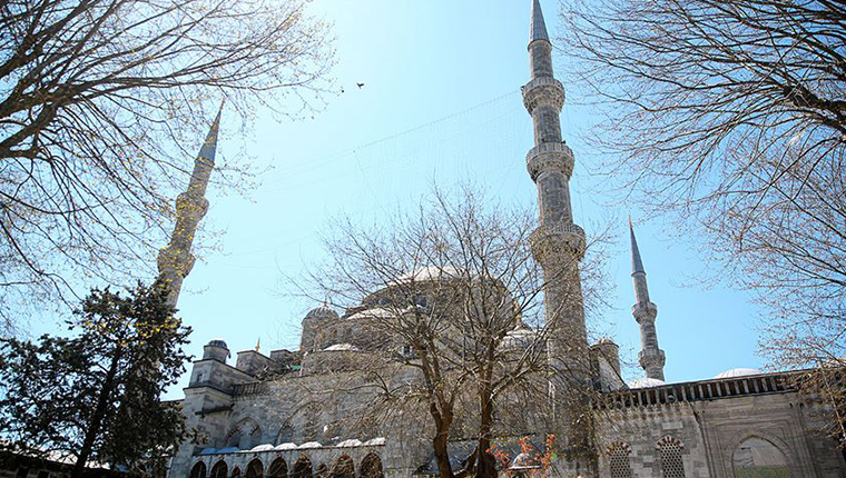 İstanbul'da Ramazan ayı öncesi mahyalar asılıyor