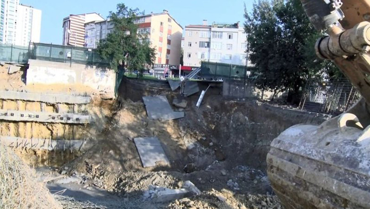 Gaziosmanpaşa'da hafriyat çalışmasında yol çöktü!