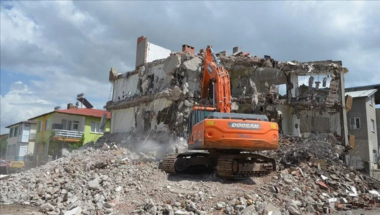 Afşin'de ağır hasarlı yapıların yıkımına başlandı!