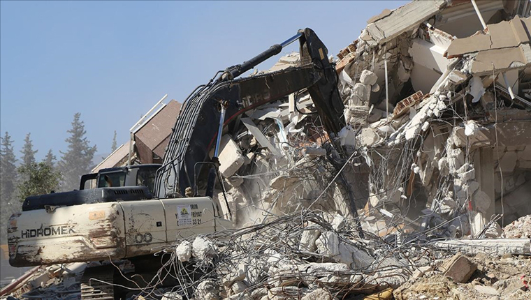 Hatay'da ağır hasarlı binaların kontrollü yıkımı sürüyor!